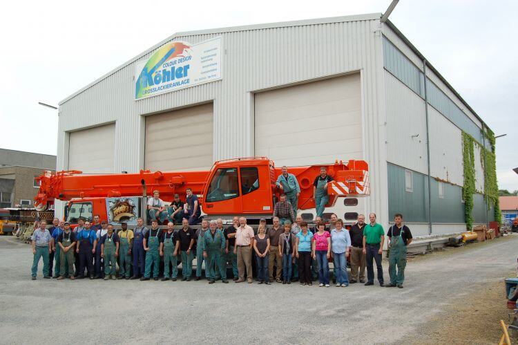 Mitarbeiter-vor-Baumaschine-im-Unternehmen