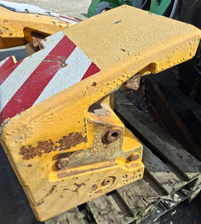 Counterweight 0,75t left LTM 1070-2.1.jpg LTM 1040-2.1